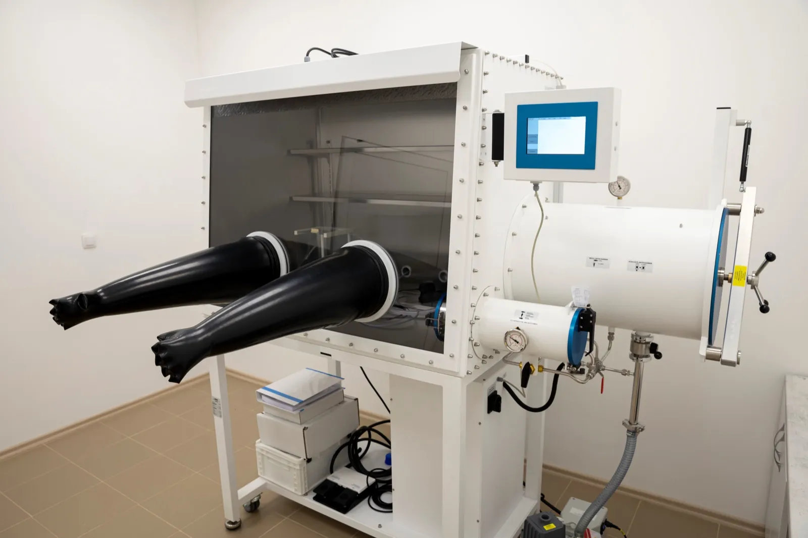 Controlled environment laboratory