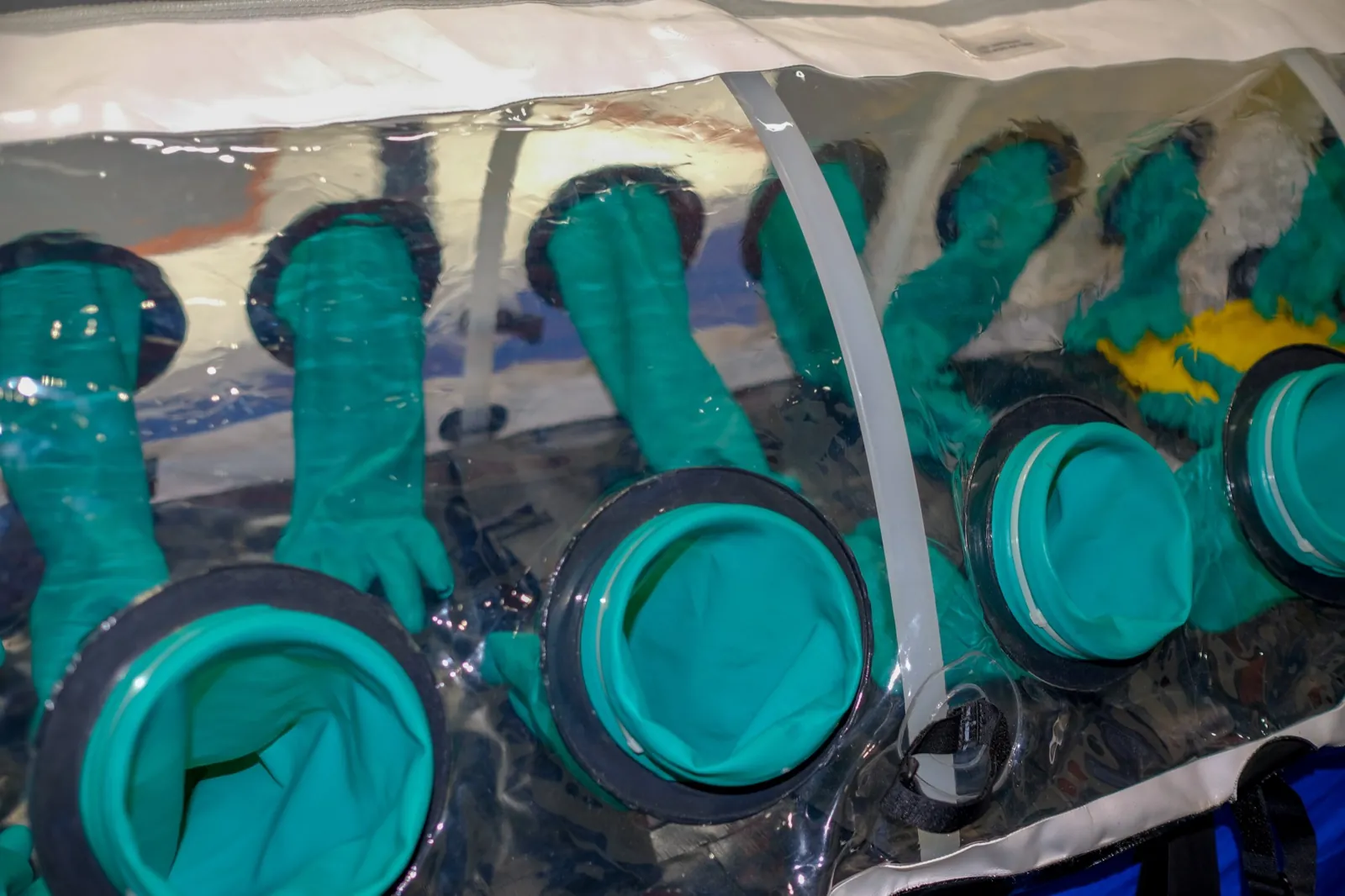 oxygen analyzer used with a glove box