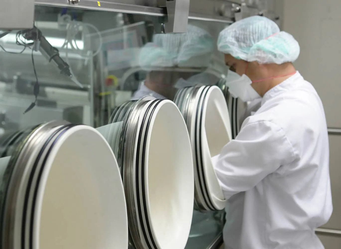 Laboratory glove box used for controlled-atmosphere work